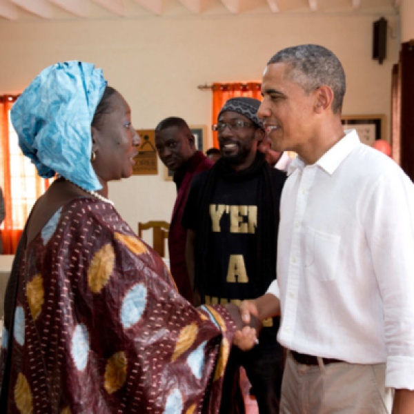 La Présidente du Réseau Siggil Jigéen, Mme Safietou Diop, en compagnie du Président américain Barack Obama lors de sa visite en juin 2013. –
